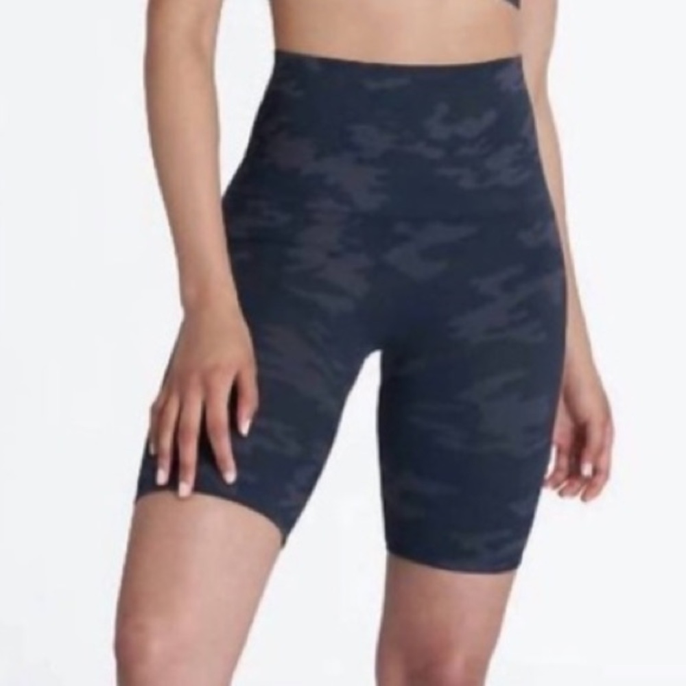 SPANX Look at Me Now Bike Shorts Black Camo High Waist Size Small